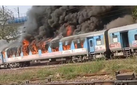 दिल्ली में चलती ट्रेन में लगी आग, धूं-धूंकर जलते कोच का वीडियो आया सामने!